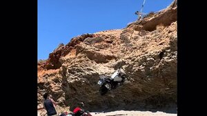 Κάρυστος: Μεθυσμένος οδηγός έριξε μηναχές στην παραλία κάνοντας όπισθεν