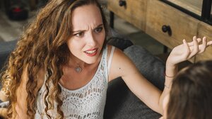 Μαλλιοτραβήχτηκαν μητέρα και κόρη και τώρα κάνουν… παρέα στα κρατητήρια