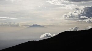 «Everyman’s Mountain»: Το Κιλιμάντζαρο μέσα από τον φωτογραφικό φακό του Omar Al Gurg