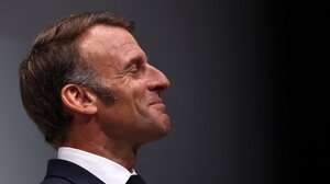 Ο Μακρόν διαβεβαιώνει πως θα συνεχίσει τη θητεία του έως το τέλος της