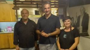 Σε παραδοσιακό καφενείο στο Ρέθυμνο το πρωθυπουργικό ζεύγος 