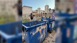 Γεμάτοι και σπασμένοι κάδοι μπροστά από τον Μιχαήλ Αρχάγγελο…