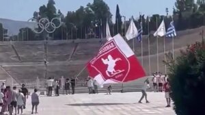 Viral ο οπαδός της Σάμσουνσπορ ανεμίζει σημαία μπροστά στο Παναθηναϊκό Στάδιο - Δείτε βίντεο