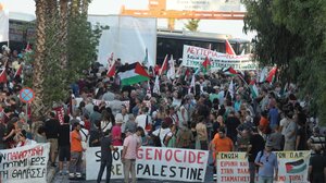 Πειραιάς: Μεγάλη συγκέντρωση διαμαρτυρίας για την άφιξη των Ισραηλινών από το κρουαζιερόπλοιο «Crown Iris»