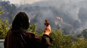 Φωτιά στην Πάτρα: Στις φλόγες το γυναικείο μοναστήρι του Αγίου Νικολάου