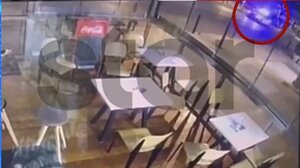 Η στιγμή που αδελφός γνωστής παρουσιάστριας κάνει παράνομη προσπέραση και συλλαμβάνεται μετά από καταδίωξη (βίντεο)