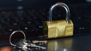 Ποιες επιχειρήσεις κινδυνεύουν με κατασχέσεις και «λουκέτα» από την εφορία;