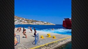 Σίκινος: Λιμενικοί προσπαθούν να σταματήσουν τους «απονεριστές» που βουτούν πίσω από τα πλοία που φεύγουν