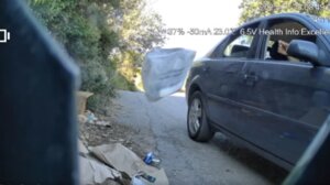 Ρέθυμνο: Σταματά στην άκρη του δρόμου και πετά τα σκουπίδια σε υπαίθρια χωματερή (βίντεο)