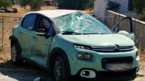 Τούμπαρε αυτοκίνητο μετά από σφοδρή σύγκρουση με κλούβα - Στο νοσοκομείο μητέρα και παιδί