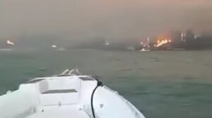 Συνεχίζονται οι επιχειρήσεις απεγκλωβισμού πολιτών από το Λιμενικό, σε Πάτρα και Χίο λόγω των πυρκαγιών