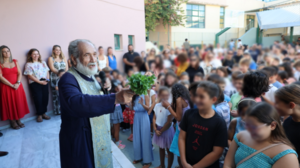 Ηράκλειο: Με χαμόγελα η επιστροφή των μαθητών στα σχολεία - Φωτορεπορτάζ