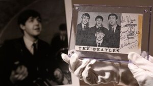 Βιβλίο με αυτόγραφα των Beatles και των Rolling Stones πωλείται σε δημοπρασία