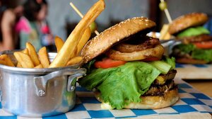 Γιατί τρώμε περισσότερο απ’ όσο χρειαζόμαστε; Νέες έρευνες δίνουν απαντήσεις και ελπίδα