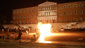 Επεισόδια στο Σύνταγμα μετά τη συγκέντρωση για τα Τέμπη - Έπεσαν μολότοφ