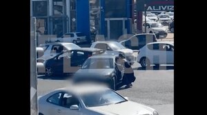 Τσακώθηκαν για την προτεραιότητα και πήγε να την πατήσει με το αυτοκίνητο - Απίστευτο βίντεο