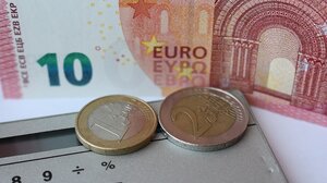 Φορολογικό νομοσχέδιο: Ενσωματώνει μέτρα 1,7 δισ. ευρώ με έμφαση στις οικογένειες με παιδιά