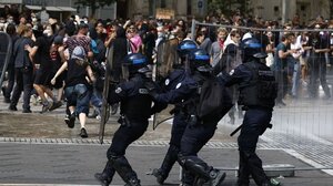 Γαλλία: Τα συνδικάτα κάνουν απεργία και διαδηλώσεις κατά της λιτότητας, ασκώντας πίεση στον Μακρόν 