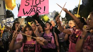 Ισραήλ: Μητέρες στρατιωτών και ομήρων αλυσοδέθηκαν έξω από την κατοικία του Νετανιάχου