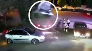 ΙΧ "προσγειώθηκε" σε πλυντήριο αυτοκινήτων μετά από "τρελή" πορεία - Βίντεο