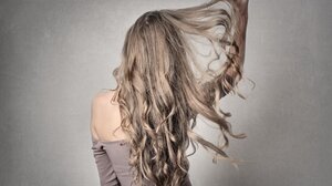 Μακριά μαλλιά και μέση ηλικία; Και όμως, μπορείς να τα διατηρήσεις