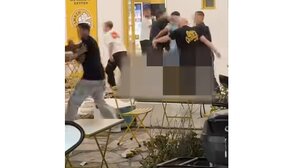 Μύκονος: Απίστευτο σκηνικό με Ιταλούς τουρίστες που πλακώθηκαν με αστυνομικούς