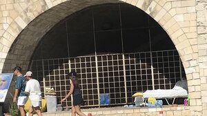 "Γροθιά" στο στομάχι - Άστεγος με ράντζο στα Νεώρια!