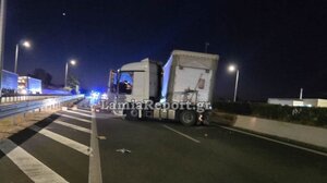 Τροχαίο στη Λαμία: Νταλίκα εξετράπη της πορείας της και προσέκρουσε στο διάζωμα