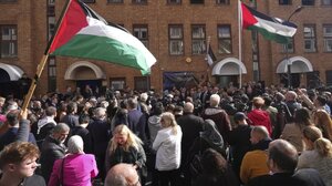 Λονδίνο: Η Παλαιστινιακή αποστολή υψώνει τη σημαία μετά την αναγνώριση από τη Βρετανία