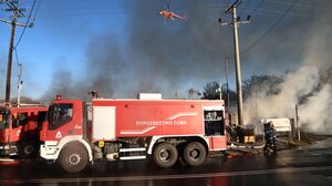 Οριοθετημένη η φωτιά στο Μενίδι – Εκτεταμένες καταστροφές σε επιχειρήσεις