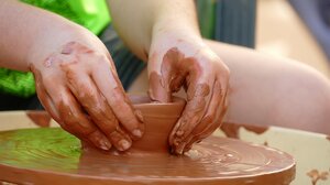 «Η Τέχνη της κεραμικής στον τροχό» στο «Ειρηνοδικείο» Αγίου Νικολάου