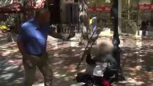 Παρίστανε την ανάπηρη, σηκώθηκε όρθια και χτύπησε δημοσιογράφο όταν την κατάλαβε - Δείτε βίντεο