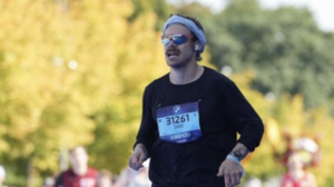 Ο Χάρι Στάιλς τερμάτισε τον Μαραθώνιο του Βερολίνου σε λιγότερο από τρεις ώρες