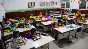 Ινδονησία: Πάνω από 800 μαθητές υπέστησαν μαζική τροφική δηλητηρίαση από δωρεάν σχολικά γεύματα