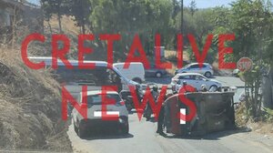 Τροχαίο με εκτροπή και ανατροπή αυτοκινήτου δίπλα σε κεντρική λεωφόρο 