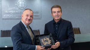 Συνάντηση Χρυσοχοΐδη με τον Βρετανό πρέσβη - Στο επίκεντρο η αντιμετώπιση του οργανωμένου εγκλήματος