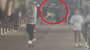 Ηράκλειο: Αυτοκίνητο κατέβηκε ανάποδα όλο τον κεντρικό πεζόδρομο σε ώρα αιχμής!