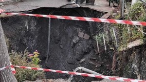 Συναγερμός στο Ξηρόμερο: Τεράστιος κρατήρας μέσα σε χωριό - Δείτε εικόνες