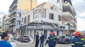 Κατάρρευση μπαλκονιών στο Λαύριο: «Από θαύμα δεν θρηνήσαμε θύματα – Τα αμάξια πολτοποιήθηκαν»