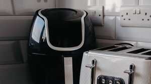 Air fryer: Το απλό κόλπο για να απαλλαγείτε από τα λίπη και τις οσμές σε 10 λεπτά