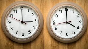 Aλλαγή ώρας: Την επόμενη Κυριακή γυρίζουμε τα ρολόγια μας μία ώρα πίσω