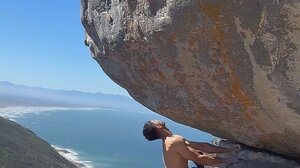 "Κόβει" την ανάσα το άλμα αναρριχτή σε βράχο στο Κέιπ Τάουν