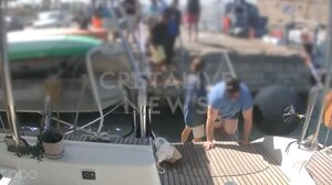 Βίντεο - σοκ: Παραλίγο τραγωδία με τουρίστα στο Ενετικό Λιμάνι - «Επικίνδυνος ο χώρος πρόσδεσης»