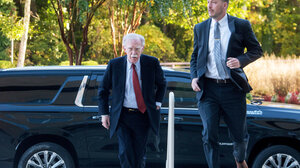 Παραδόθηκε ο πρώην σύμβουλος του προέδρου Τραμπ, Τζον Μπόλτον