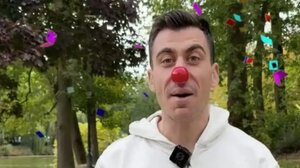 Φειδίας Παναγιώτου: Φόρεσε μύτη κλόουν και ανακοίνωσε την ίδρυση του κόμματός του