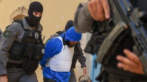 Φονικό στο Έλος: Υπό δρακόντεια μέτρα ασφάλειας στον εισαγγελέα ο 23χρονος - Απολογείται το Σάββατο - Βίντεο και φωτογραφίες