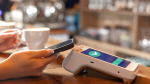 Σε εφαρμογή από αύριο 1η Δεκεμβρίου η υποχρέωση αποδοχής πληρωμών μέσω IRIS στις συναλλαγές με ιδιώτες