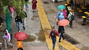 Καιρός: Σποραδικές καταιγίδες και θυελλώδεις άνεμοι – Πότε υποχωρούν τα έντονα φαινόμενα