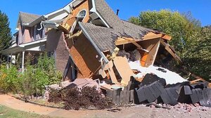 Αυτοκίνητο έπεσε σε σπίτι μετά από "τρελή" πορεία - Κατέρρευσε το οίκημα 