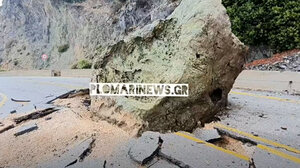 Τεράστιος βράχος κατρακύλησε και διέλυσε δρόμο στη Λέσβο, φόβοι για νέες καταρρεύσεις